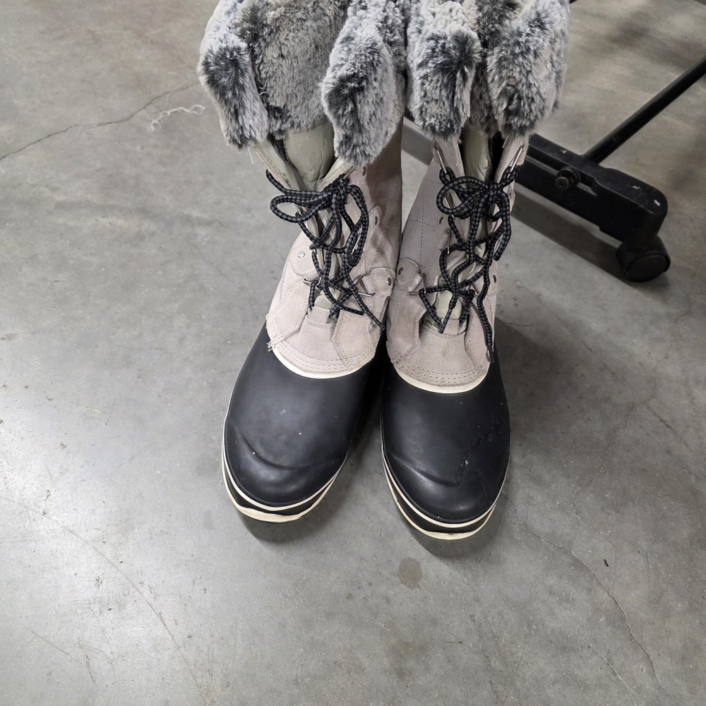 Khombu Women's Black and Cream Winter Boots